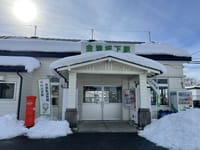 雪景色の会津坂下駅を見る。