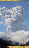 画像シリーズ149「6,000メートルもの高さの火山灰を噴出するムラピの眺望」”Penampakan Merapi Saat Semburkan Abu Vulkanik Setinggi 6.000 Meter”