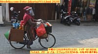 画像シリーズ141「パサール・バルーでジャムｩ引き売りのおばさんは健康管理規約を順守」”Pedagang Jamu Keliling di Pasar Baru Patuhi Protokol Kesehatan”