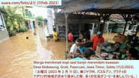 画像シリーズ986「パスルアンの数十の村落が洪水で浸水し、住民はコーヒーを楽しみ、子供たちは泳ぎに夢中だ」 “Belasan Desa di Pasuruan Terendam Banjir, Warga Asik Ngopi hingga Bocah Berenang”