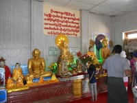 電飾に飾られたミャンマーの仏様