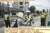 画像シリーズ626「トランス・ジャカルタ専用線でバイクドライバーへ違反切符」”Polisi Tilang Pengendara Motor di Jalur TransJakarta”