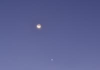 今朝、三日月と金星が見えました