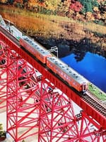 新塗装した余部鉄橋に キハ25形 首都圏色  鉄道模型 ディーゼルカー が余部鉄橋を渡る