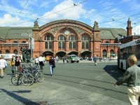 写真３枚は、２００７年８月のドイツ　ブレーメン中央駅、ブレーメンユースホステル、ブレーメンのローラント像。