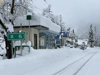 雪景色の「本名駅」