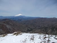 4月下旬の雪山で富士山眺めを堪能する丹沢；塔ノ岳
