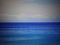 空が青いのと海が青いのは理由が違う…簡潔に説明することはできますか？ 