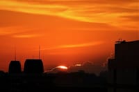 写真３枚は、龍台寺から撮った生れ出る太陽、日の出前の空、日の出時の都心のビル