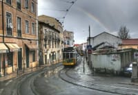 虹の下を路面電車