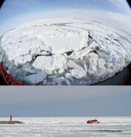 流氷の浮かぶ紋別沖のオホーツク海と観光砕氷船