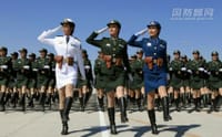 中国軍女性兵士の行進風景
