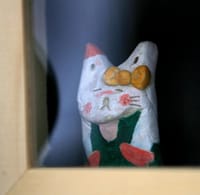 窓から何を眺めているのでしょう・・・粘土の猫