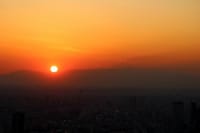 昨日の写真３枚は、日の入りと富士山、湯島天神の梅、日の出前の多摩川