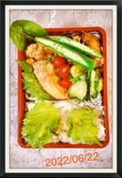 閃いた❗️でも今ひとつ(笑) 焼き鮭、唐揚げ、野菜たっぷりのお弁当