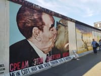ベルリンの壁の「独裁者のキス」