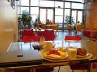 写真３枚は、ドイツのユースホステルの朝食