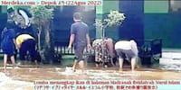 画像シリーズ812「水没したデポック市の小学校校庭が魚捕り競技会場に」“Terendam Banjir, Halaman Sekolah di Depok Jadi Arena Lomba Tangkap Ikan”