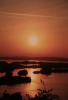 大自然を楽しむ…・松島湾から奥羽山脈【40㌔】に沈む夕陽を。