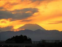 写真は、マンションから見た日没の富士山、満月、京王片倉駅から撮った富士山