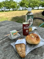 多摩サイの途中でピクニック気分で朝パンをする