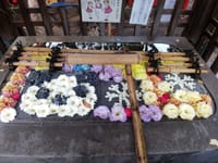 上野にある下谷神社の12月の花手水🌸