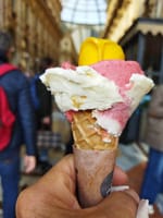 三十分並んで手にしたミラノ"アモリーノ"の見事なアイスクリーム