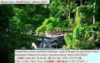 画像シリーズ972「パダン・パリアマンで損壊した橋を渡ろうとする無謀なる住民」 “Warga Nekat Lewati Jembatan Rusak di Padang Pariaman”