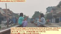 画像シリーズ502「死に至る可能性があり、住民はたむろして鉄道線路で屯し、活動しないように求められている」”Bisa Berujung Maut, Warga Diminta Tak Nongkrong dan Beraktifitas di Rel Kereta Api”