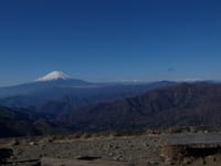 快晴の塔ノ岳山頂から富士山と南アルプスを望む