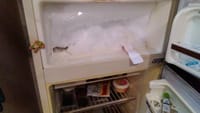 冷凍室が氷で溢れた冷蔵庫　