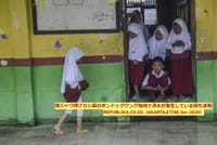 画像シリーズ-16「学校の初日、学校はまだ水たまりの中」”Hari Pertama Sekolah Masih Diwarnai Genangan Banjir”