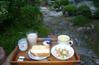 　庭で朝食を！