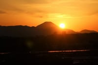 写真は、富士山を転がる太陽、紅梅、日の入り