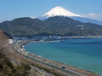 ４月の写真３枚・・８年前の薩埵峠 （さったとうげ）からの富士山、１年前の魚を咥えたカワセミ、今日の日没