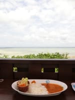 絶景カフェ「アロアロカフェ」（石垣島）…浅緑の海とバターチキン