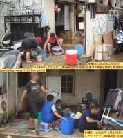 画像シリーズ52「洪水が引いた後、ムアラ・チピナンの住民達は家具の清掃に懸命に取り組む」” Banjir Surut, Warga Cipinang Muara Kerja Keras Bersihkan Perabotan”