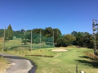 　秋晴れの下ゴルフ練習場を三軒はしご