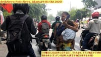 画像シリーズ223「路上で子供を抱きかかえ歌いながら物乞いをする母親の肖像」”Potret Ibu Gendong Anak Saat Ngamen di Jalanan“