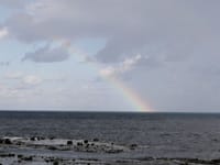 海にかかる虹