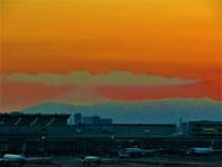 写真３枚は、初冠雪の富士山　羽田空港第１ビルから撮る、オクラの花　狛江市にて、野川のカワセミ