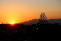 昨日の写真３枚、南町田グランベリーパークからの日没と富士山、ゴクラクチョウカ、日の出前の空