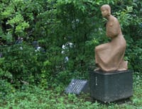 小樽、ユーモアたっぷりの市立小樽文学館には聞き耳をたてる少女の彫刻も
