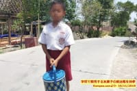 「ニコ、学校で氷菓子を売っている小学生：私は恥ずかしくありません…..」 ” Nico, Siswa SD yang Jualan Es Kucir di Sekolah: Saya Tidak Malu…”