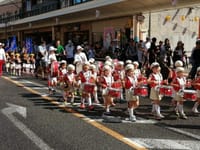 パレードは幼児の太鼓や稲の花