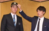 阪神、ドラ１佐藤輝明内野手と仮契約　背番号は福留の「８」を継承
