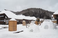 福島県、大内宿の雪まつり準備