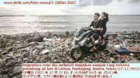画像シリーズ940「海の高波によって打寄せたゴミは、パンデグランに堆積す」 “Sampah Kiriman Gelombang Laut Menumpuk di Pandeglang”