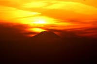写真３枚は、六本木ヒルズからの日没の富士山、湯島天神の梅、都心の霜