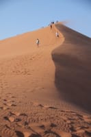 ナミブ砂漠でデューン45に登る